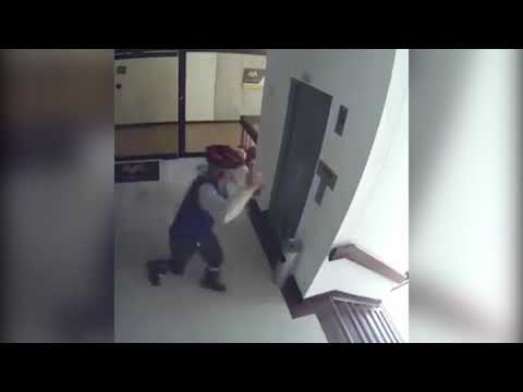 Vídeo mostra mãe a agarrar filho no último segundo para o salvar de queda de quatro andares