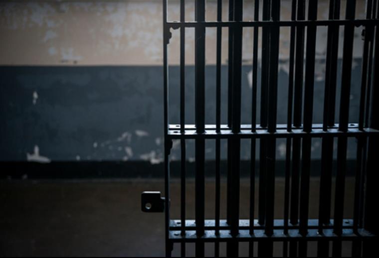 Recluso alcoolizado agride guardas prisionais na cadeia de Linhó