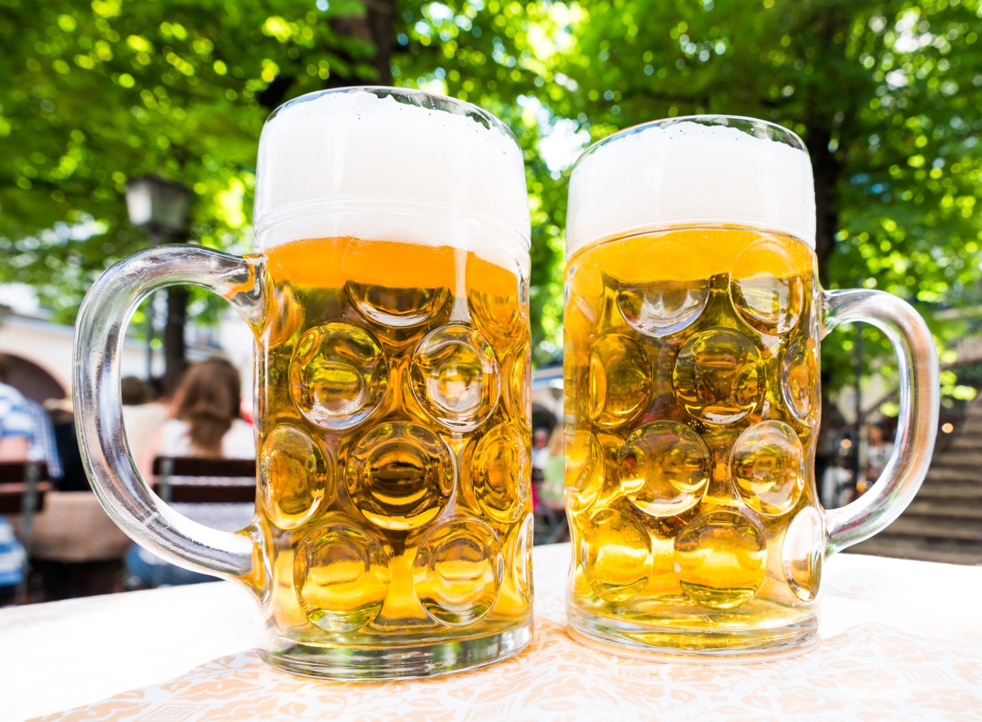 População local compra toda a cerveja em boicote a festival que celebra aniversário de Hitler