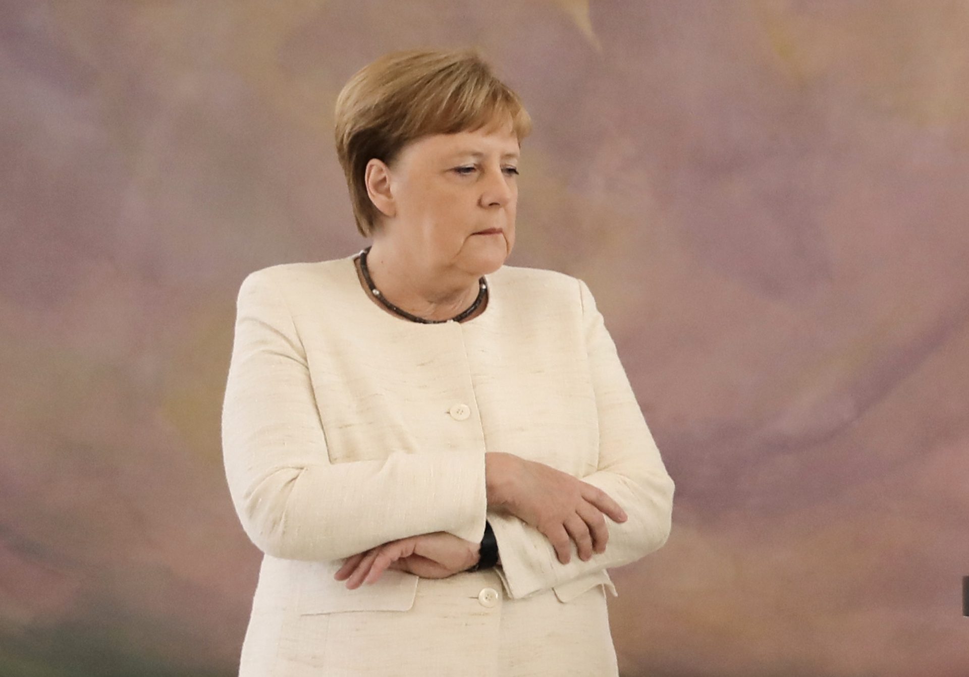 Angela Merkel volta a ter ataque de tremores em público | VÍDEO