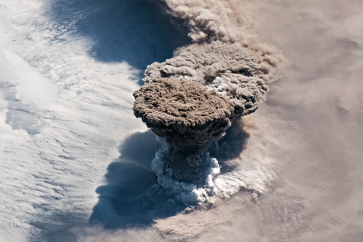 Astronautas da Estação Espacial Internacional captam imagem rara de vulcão em erupção