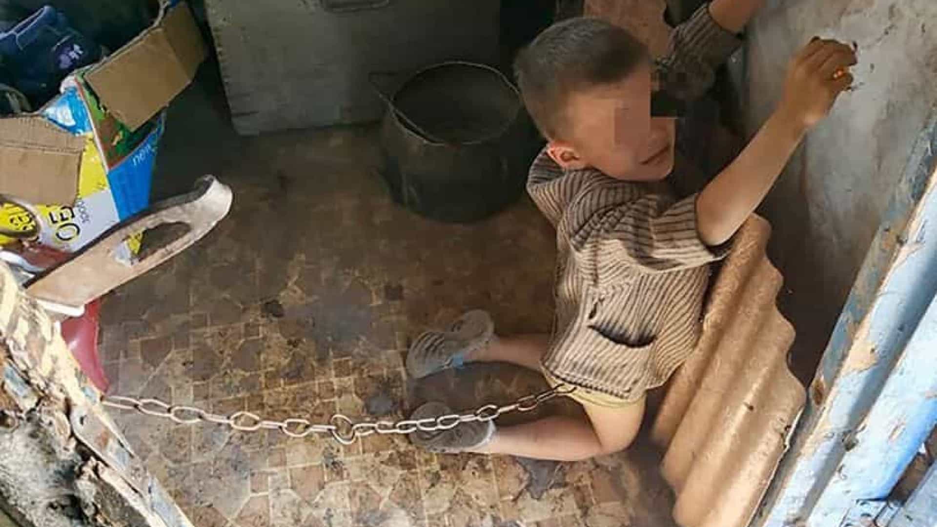 Polícia salva criança que tinha sido “acorrentada como um cão” pelo pai