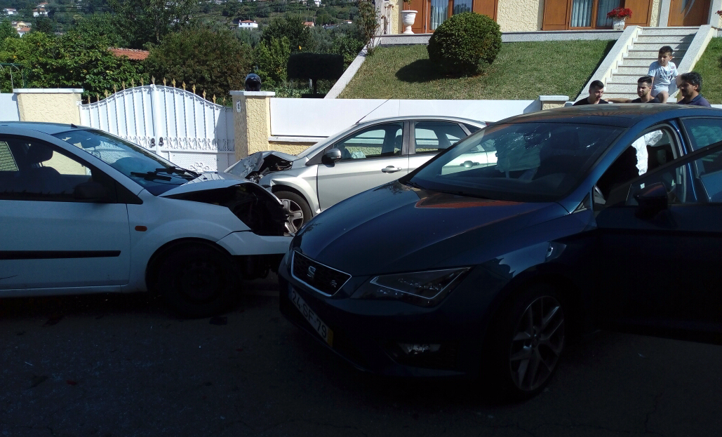 Choque entre vários automóveis em Vila Verde