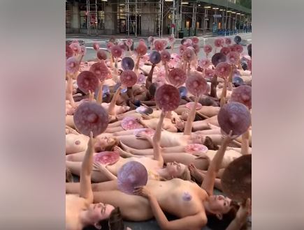 Manifestantes despem-se contra a censura do corpo feminino nas redes sociais
