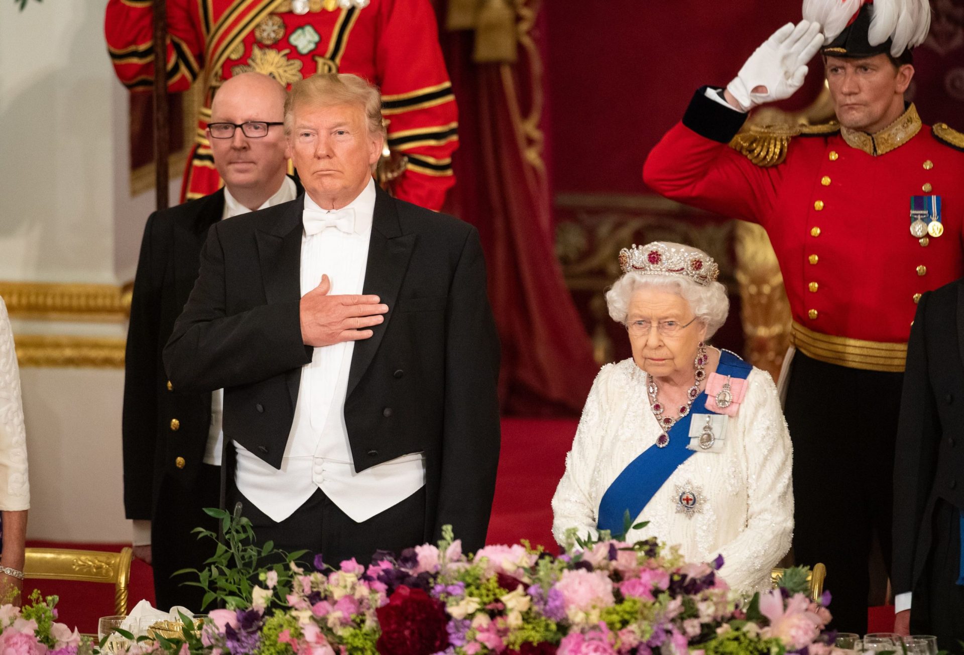 Donald Trump &#8216;apanhado&#8217; a dormir durante discurso da rainha Isabel II | Vídeo
