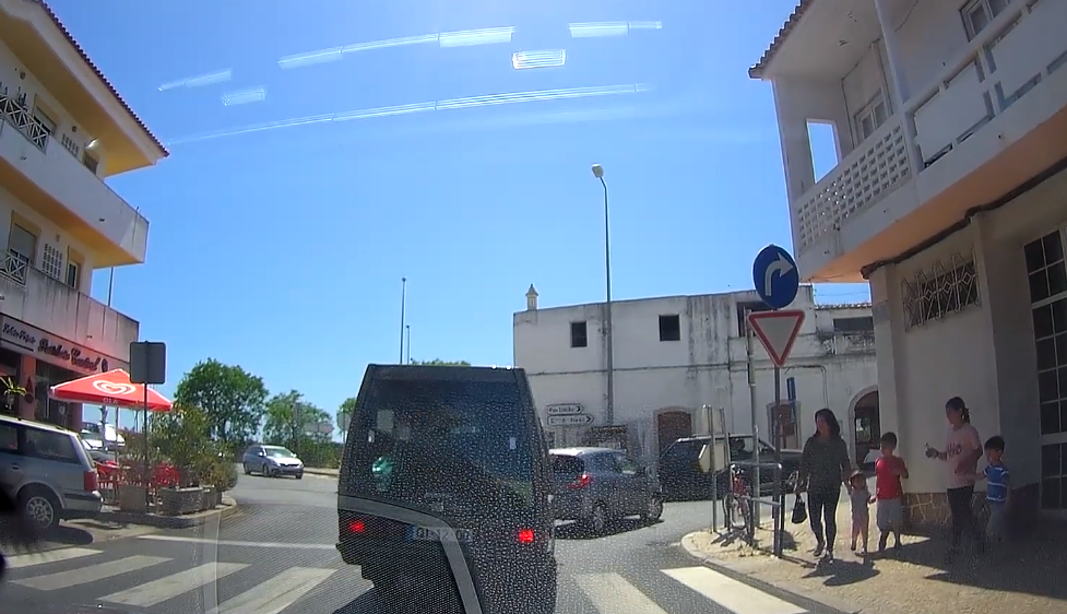 Criança escapa por segundos a atropelamento em Faro |VÍDEO