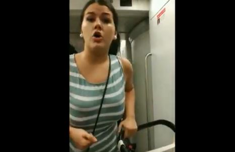 &#8220;Metem-me nojo&#8221;: Mulher filmada em ataque homofóbico no metro de Barcelona
