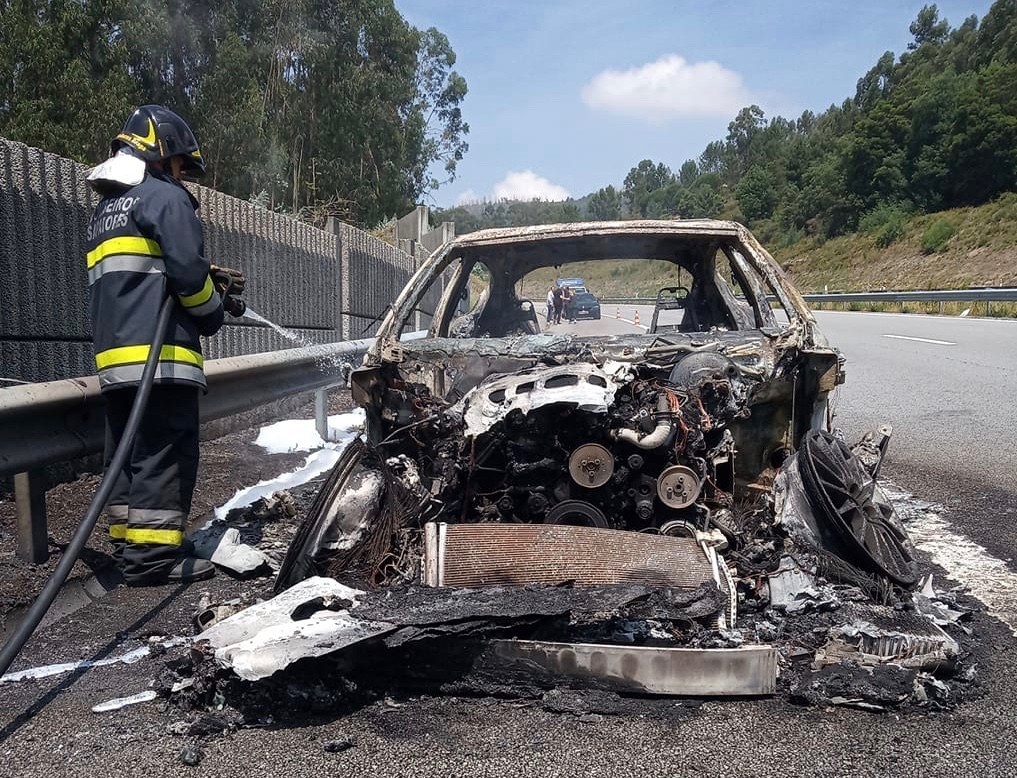 Porsche ardeu na A11 entre Braga e Guimarães