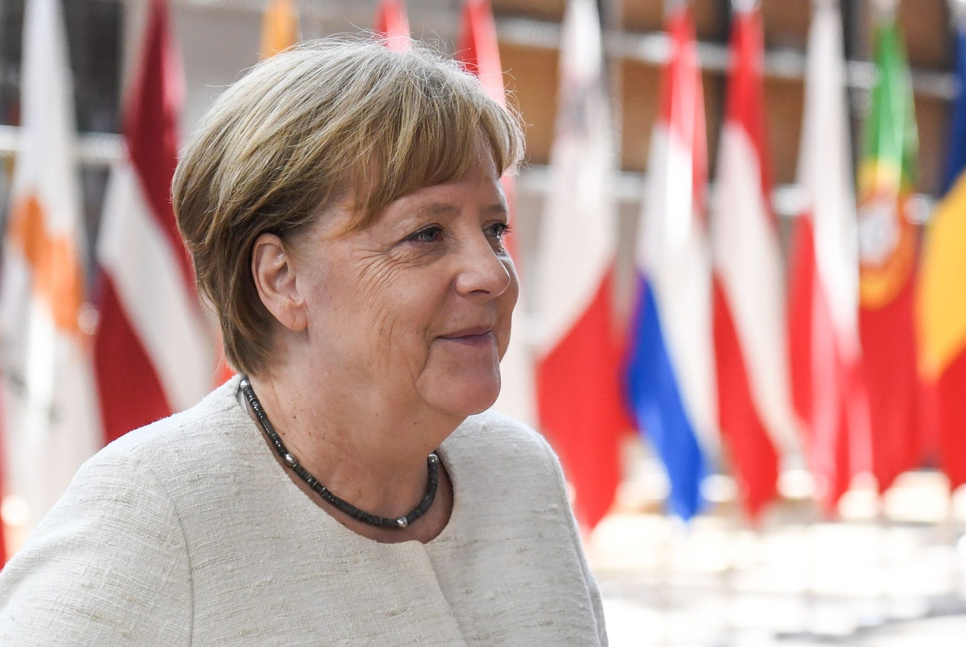 Merkel quebra protocolo e senta-se durante cerimónia