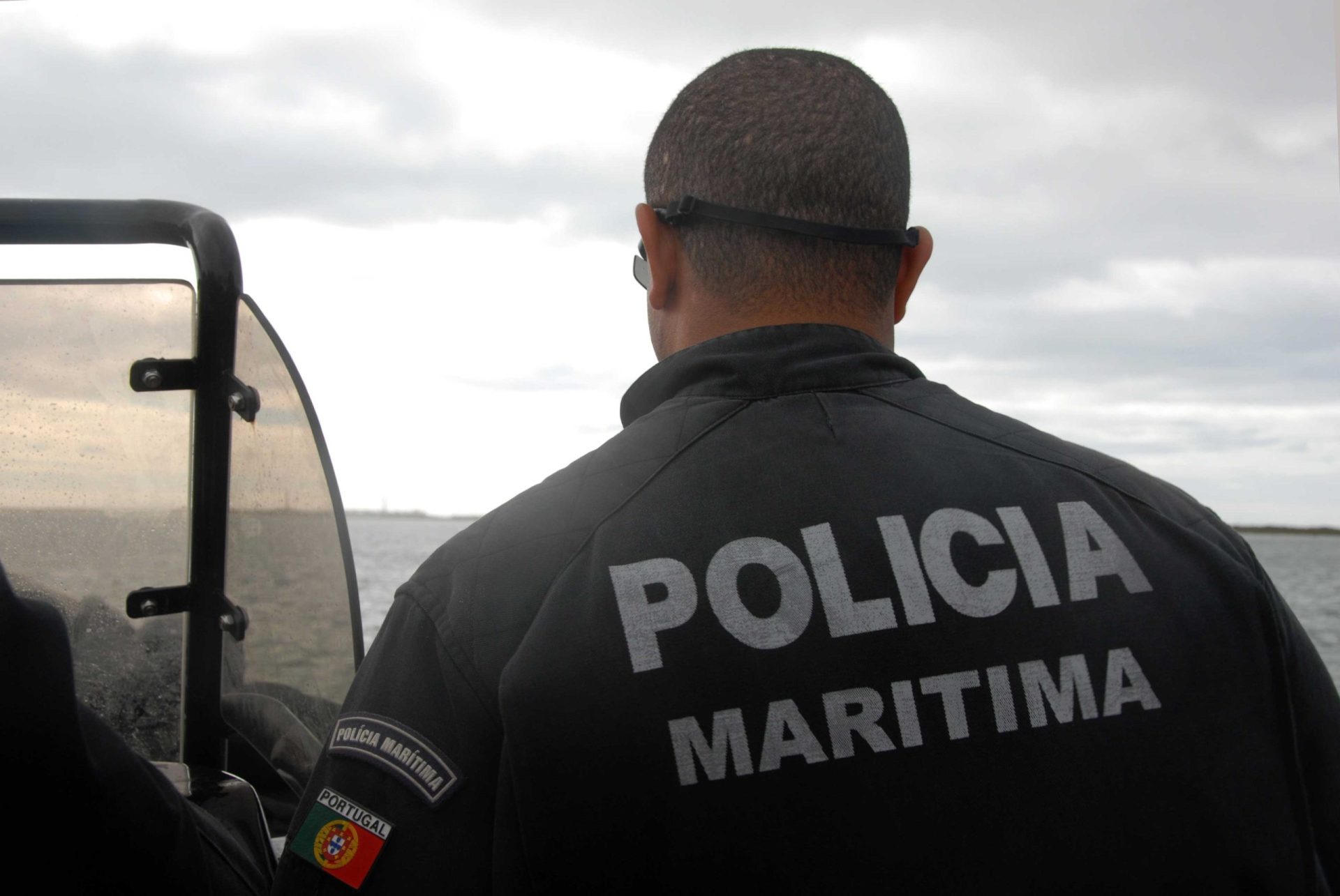27 refugiados auxiliados pela Polícia Marítima na Grécia