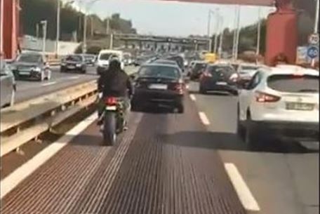 Vídeo de motard a abrir caminho para ambulância em emergência na Ponte 25 de Abril torna-se viral
