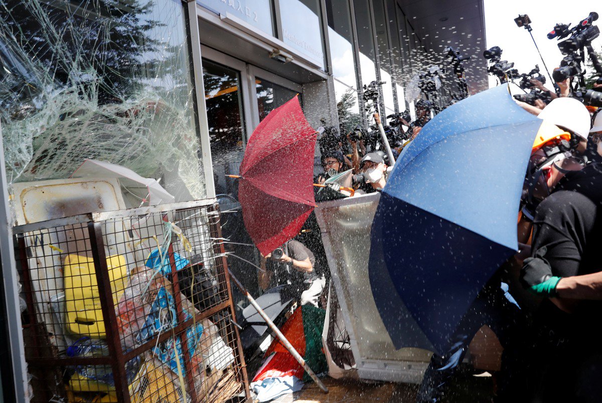 Gás lacrimogéneo e guarda-chuvas. Polícia de Hong Kong avança sobre manifestantes