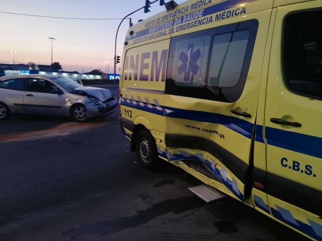 Carrinha embate contra ambulância em Braga