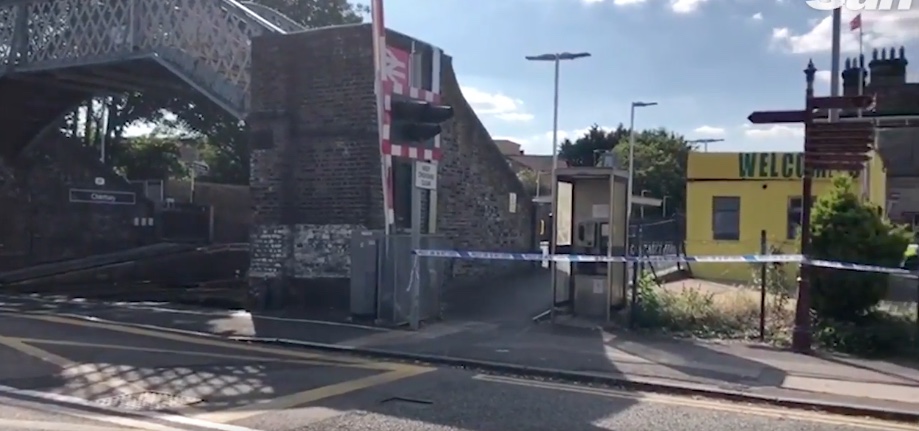 Rapaz de 14 anos atira-se para linha de comboio no Reino Unido
