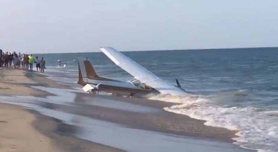 Vídeo mostra avião a aterrar numa praia