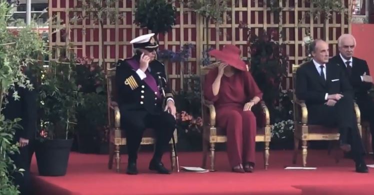 Príncipe Laurent da Bélgica protagoniza polémica ao atender telemóvel durante hino nacional | Vídeo