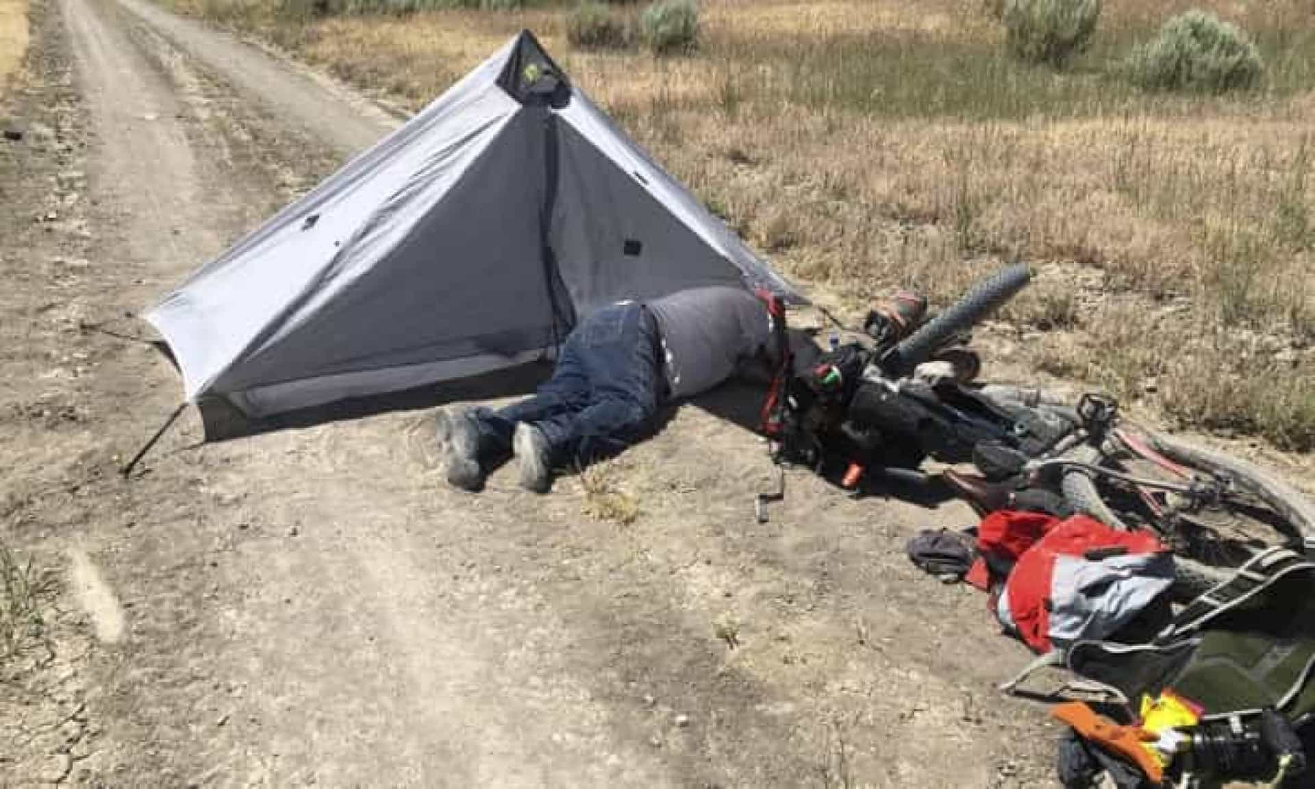 Ciclista salva idoso que se perdeu com os cães no deserto durante quatro dias