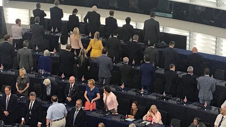 Membros do Partido do Brexit viram costas enquanto hino da UE é tocado I Vídeo