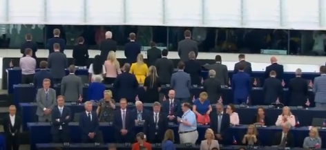 Eurodeputados britânicos viram as costas durante o hino da União Europeia | VÍDEO