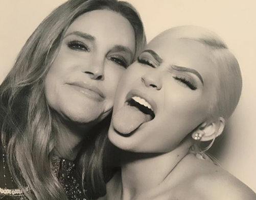 Caitlyn Jenner está “muito orgulhosa” do sucesso da filha Kylie