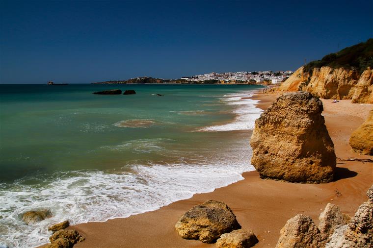 Anúncio que incentiva turistas a abandonar o Algarve gera críticas do PS e PSD ao aeroporto de Faro