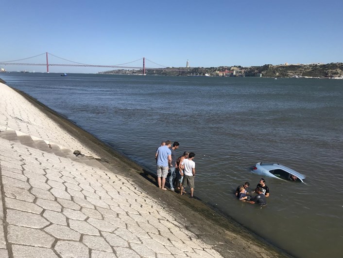 Carro cai no rio Tejo e obriga a resgate dramático