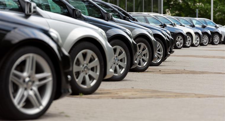 Grupo de jovens invade Santogal em Carnaxide e destrói carros para venda