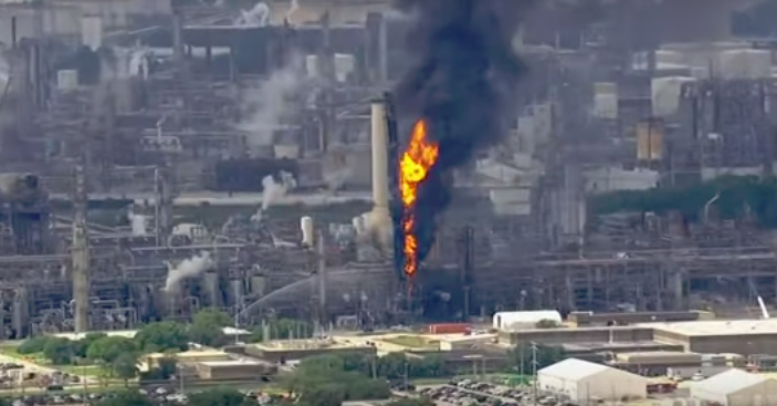 Incêndio em refinaria no Texas lança grande coluna de fumo | VÍDEO
