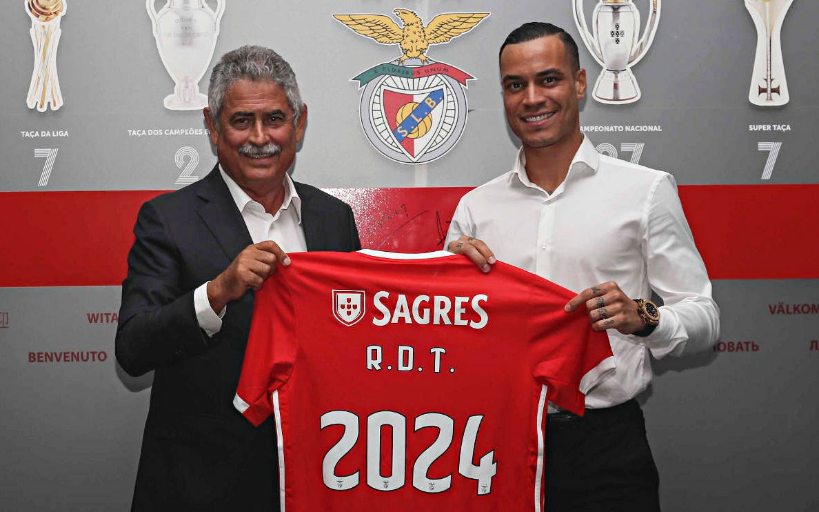 Raúl de Tomás assina pelo Benfica