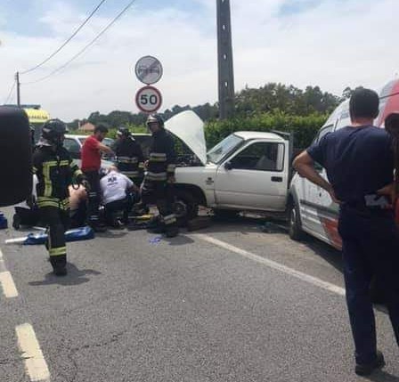Dois feridos graves numa colisão em Viana