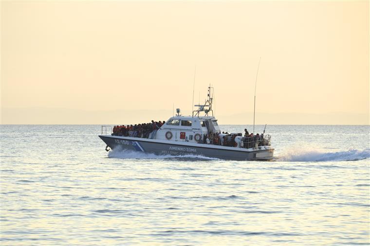 Itália proibe embarcação com 65 migrantes de atracar e obriga navio a mudar de rota