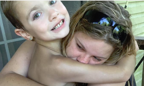 Menino de 7 anos salva irmã de se afogar