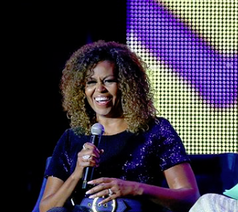 Michelle Obama muda de look e fãs adoram