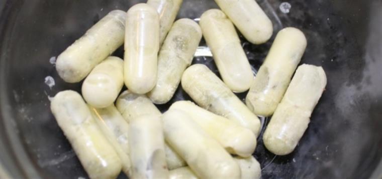 Homem detido com 100 cápsulas de cocaína no intestino à chegada ao Aeroporto de Lisboa