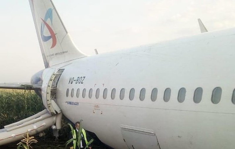 Avião faz aterragem de emergência em campo de milho em Moscovo