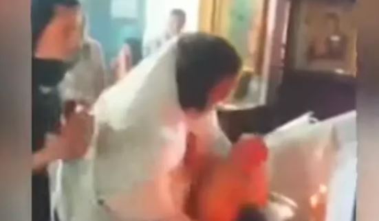 Padre suspenso após deixar bebé ferido e quase o afogar ao batizá-lo com violência | Vídeo