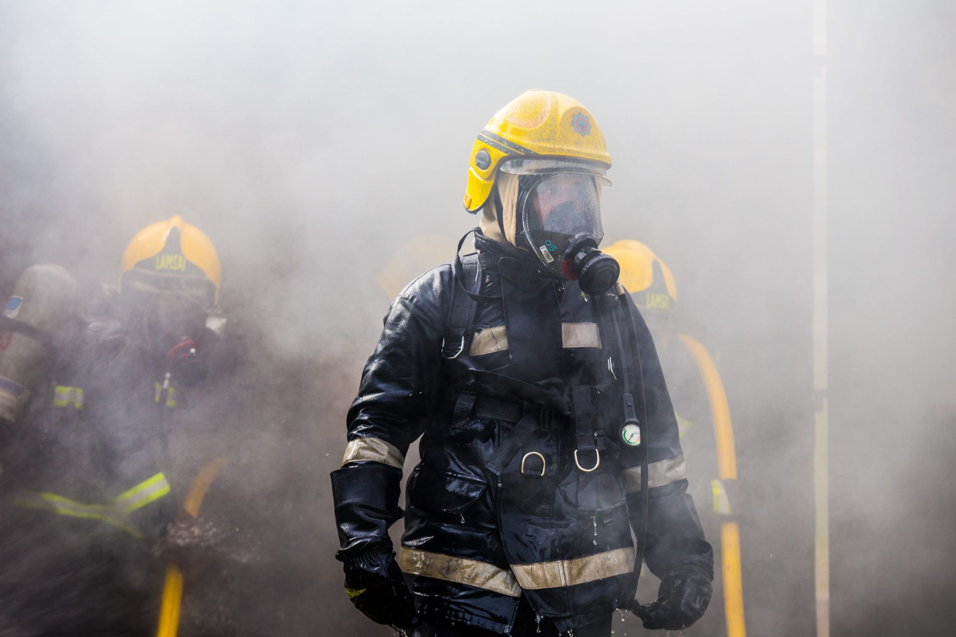 Incêndio em infantário mata três filhos de bombeiro enquanto este respondia a emergência falsa