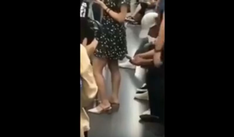 Vídeo mostra homem a salvar jovem de assédio sexual no metro