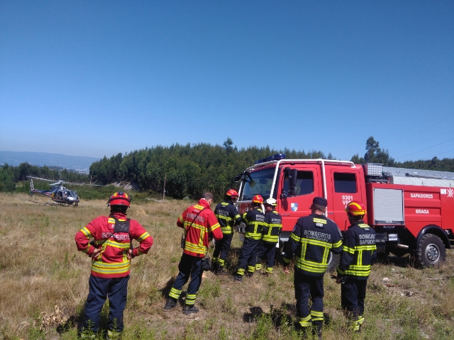 Extinto fogo florestal junto a fábricas em Braga