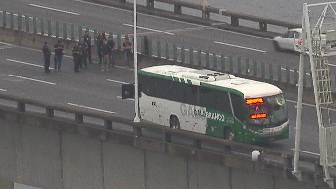 Homem sequestra passageiros em autocarro Rio de Janeiro