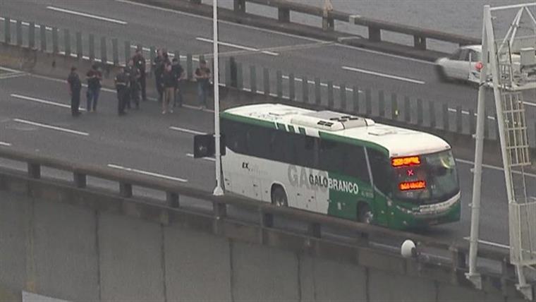Homem que fez reféns no autocarro no Rio de Janeiro abatido