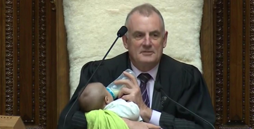 Presidente do Parlamento da Nova Zelândia dirige debate com bebé nos braços