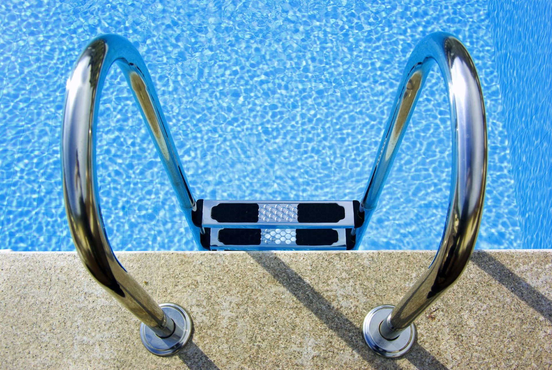 Irmãs que estavam de férias na Grécia morrem afogadas em piscina de hotel