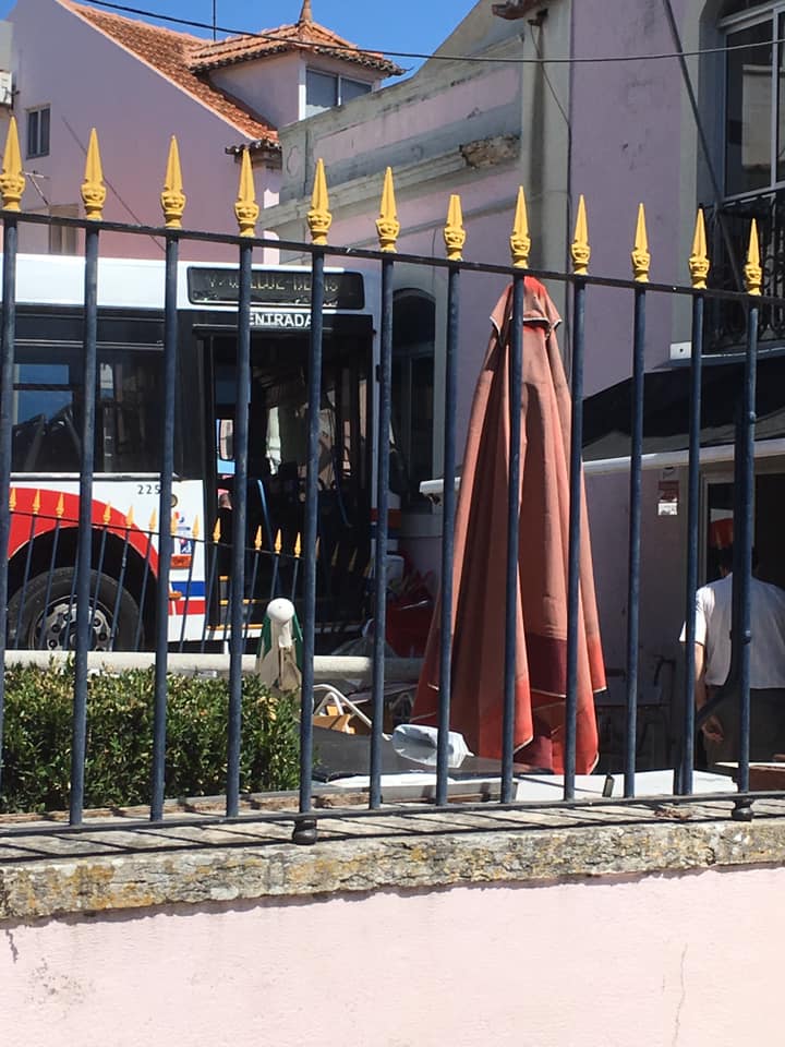 Autocarro choca contra edifício em Queluz
