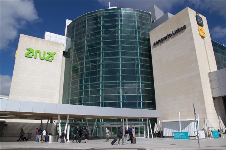 SEF deteta quatro passageiros com documentos falsificados no Aeroporto de Lisboa