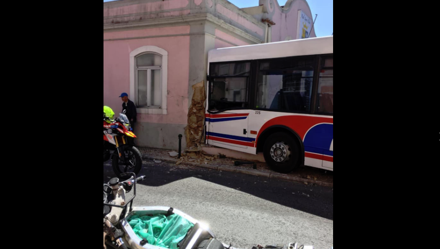 Colisão de autocarro em Queluz. Acidente deveu-se a “falha humana”