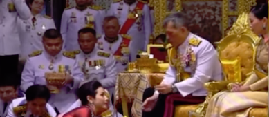 Poligamia. Rei da Tailândia oficializa amante ao lado da esposa em cerimónia  |  VÍDEO