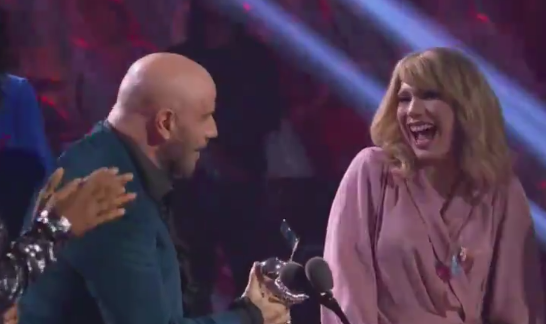 John Travolta confunde drag queen com Taylor Swift nos Video Music Awards