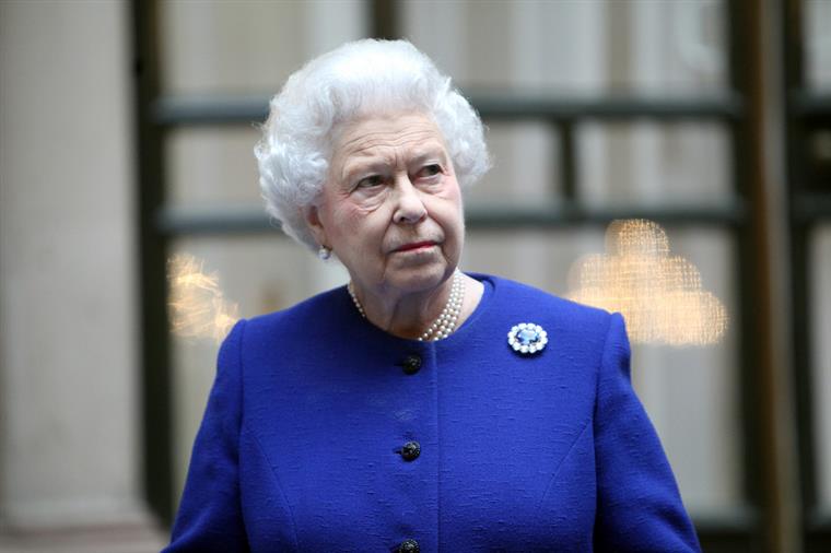 Rainha Isabel II aprova suspensão do Parlamento por cinco semanas