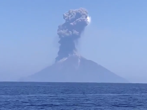 Vulcão Stromboli entra em erupção